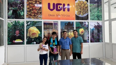 Nhà khoa học thăm và lấy mẫu tại Công viên Trà Hoa Vàng