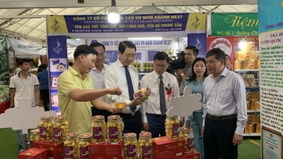 Đ/c Lê Đức Giang - Phó Chủ tịch UBND tỉnh Thanh Hoá đánh giá rất cao Trà hoa vàng Vũ Gia